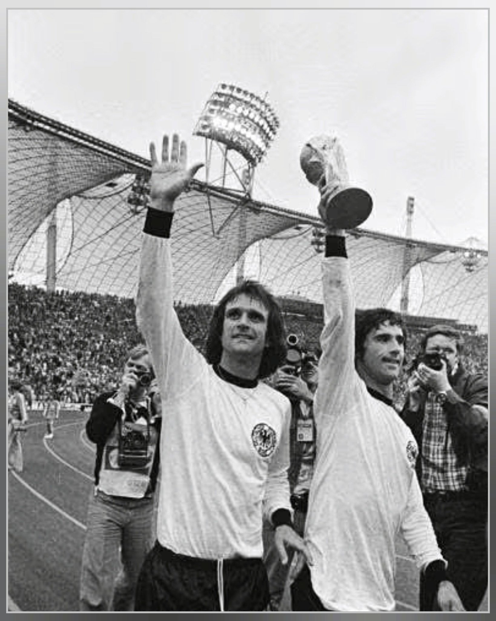 FIFA ワールドカップ 1974 優勝トロフィー記念タグ Wolfgang Overath and Gerd Müller celebrate 1974 FIFA World Cup
