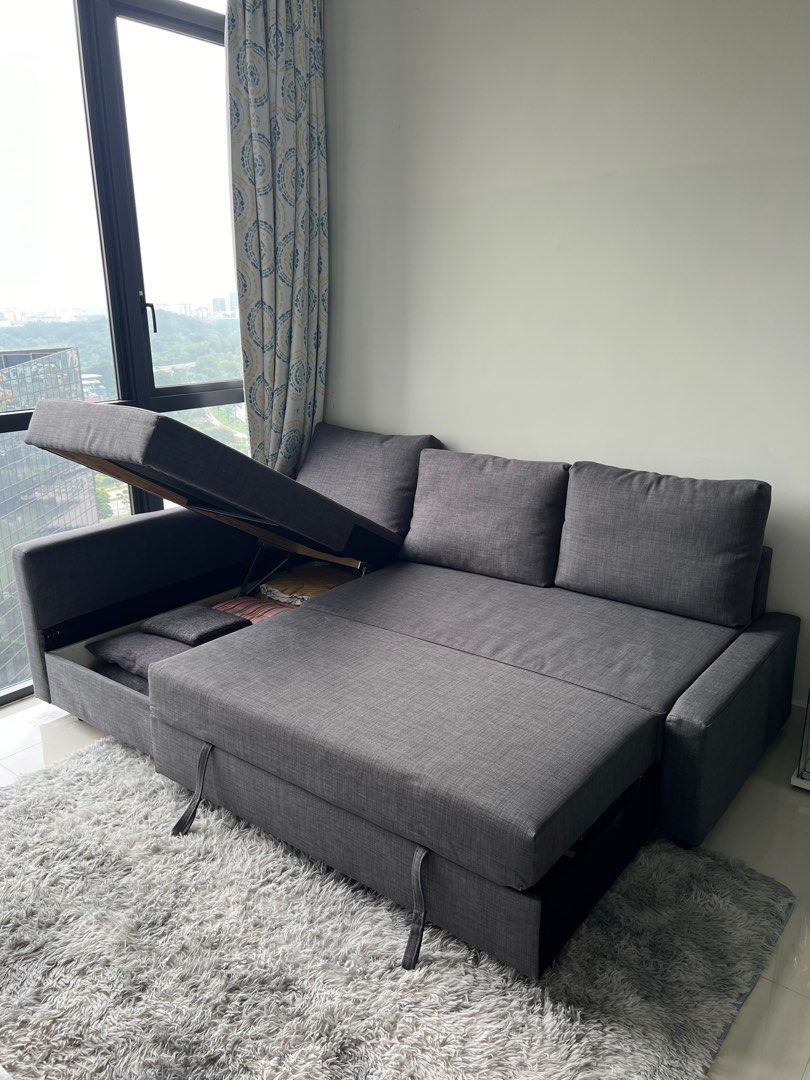 A single cover is enough to completely transform an IKEA sofa and make it look brand new. 😍 The dark colour of the fabric has become the centerpiece in this living room