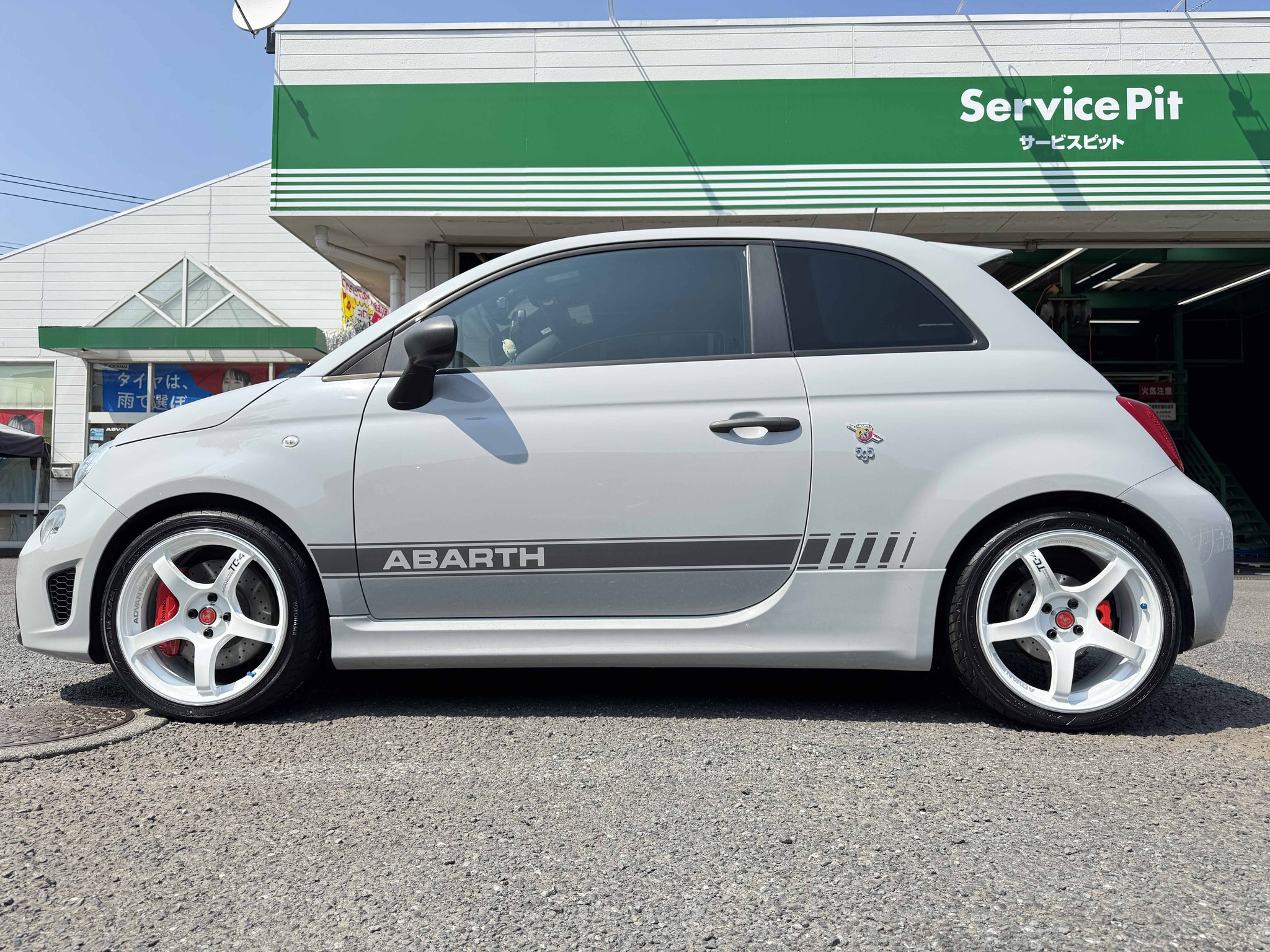 本日ご紹介はこちらっ！ アバルト595に ADVAN Racing TC-4 ホワイト 