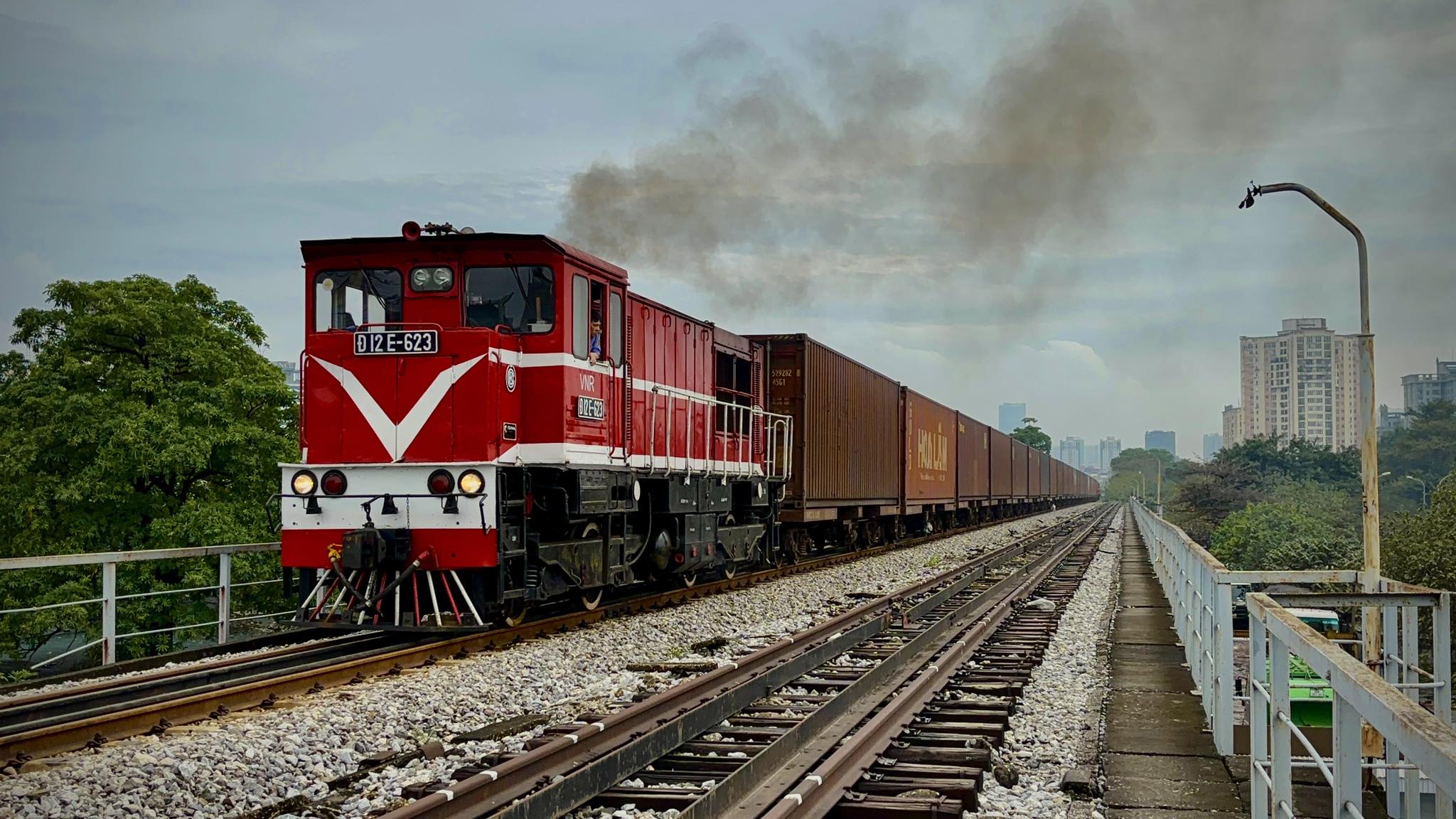 D12E-623 kéo tàu hàng leo dốc cầu Thăng Long | Facebook