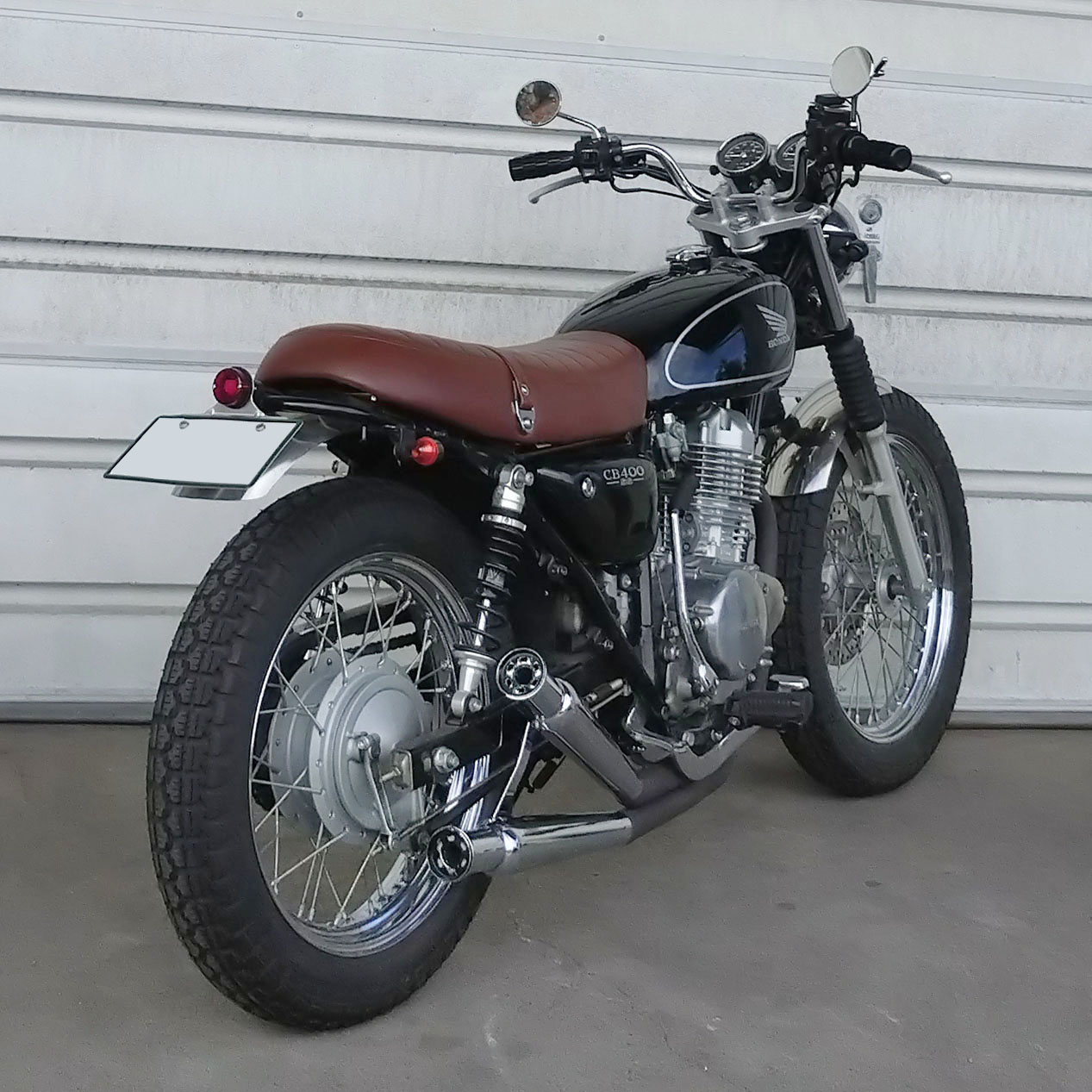 このマフラー 後ろから見るとCB400SSには見えないな～。 汎用の