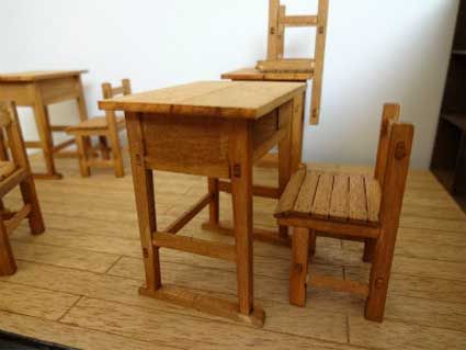昭和40年代小学校の机がこんな感じでした。名前彫ったり