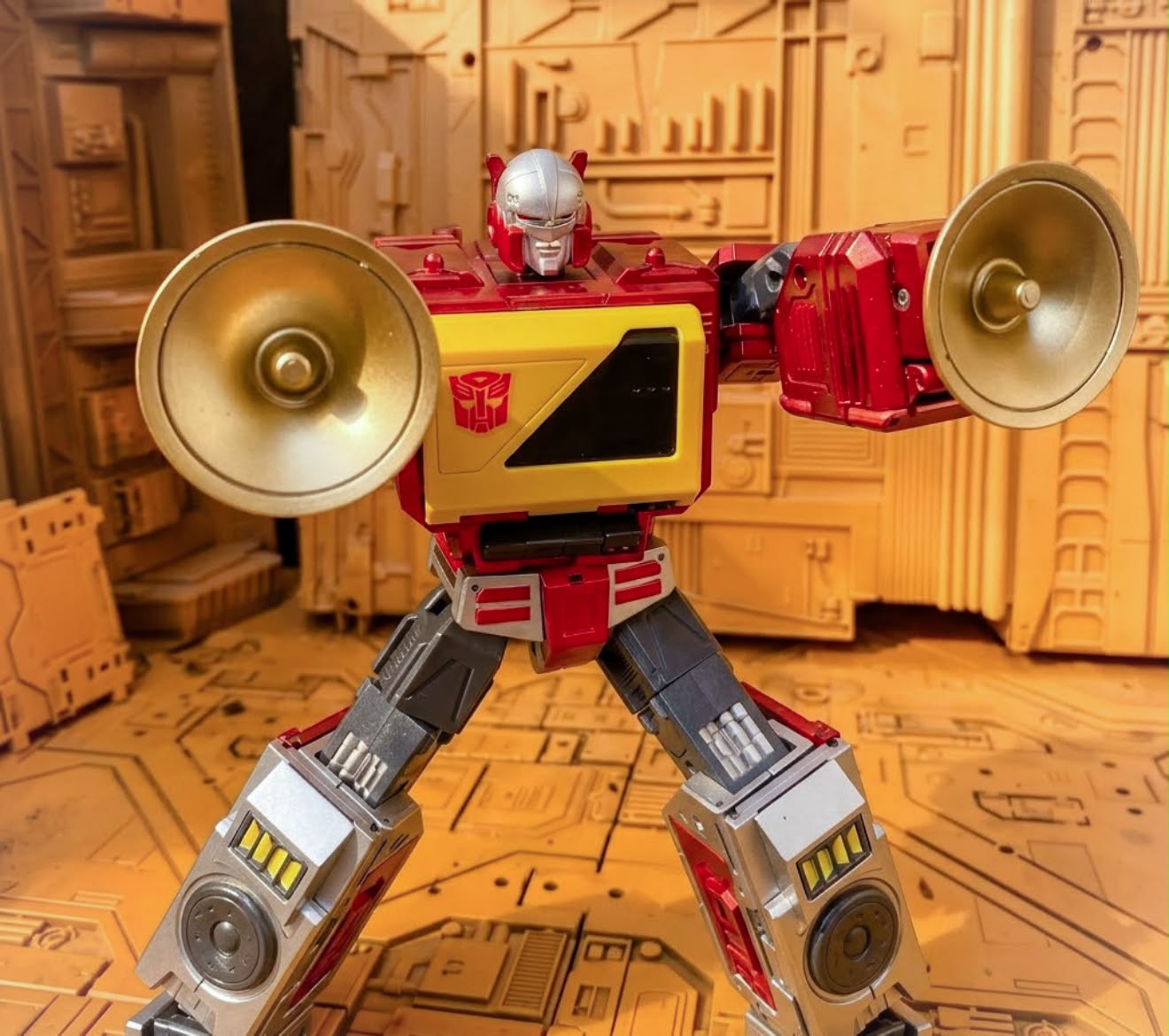 ヘイスト Turn up the volume. The Autobot broadcast is back.” KFC Toys