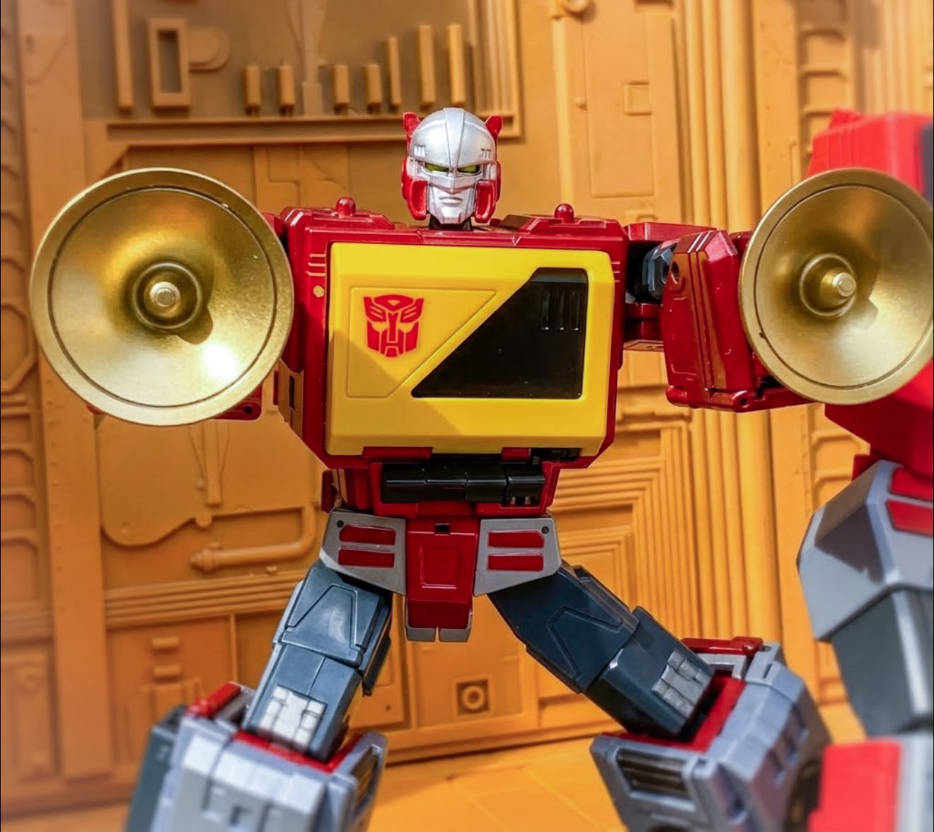 kfc transistor トランスフォーマー MP風ブロードキャスト風 KFC Toys' Transistor, a third-party Masterpiece-scale Autobot