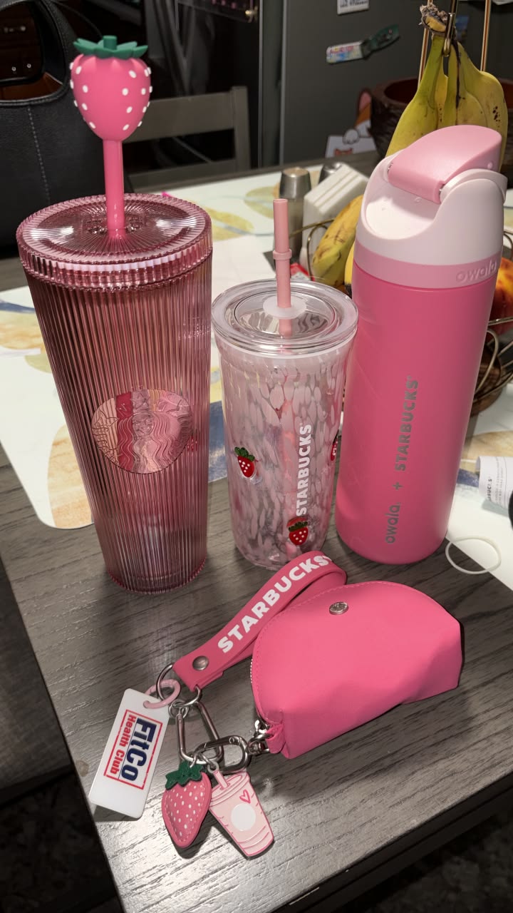 THE PINK STARBUCKS COLLECTION IS FINALLY HERE! 💗🍓 I checked out