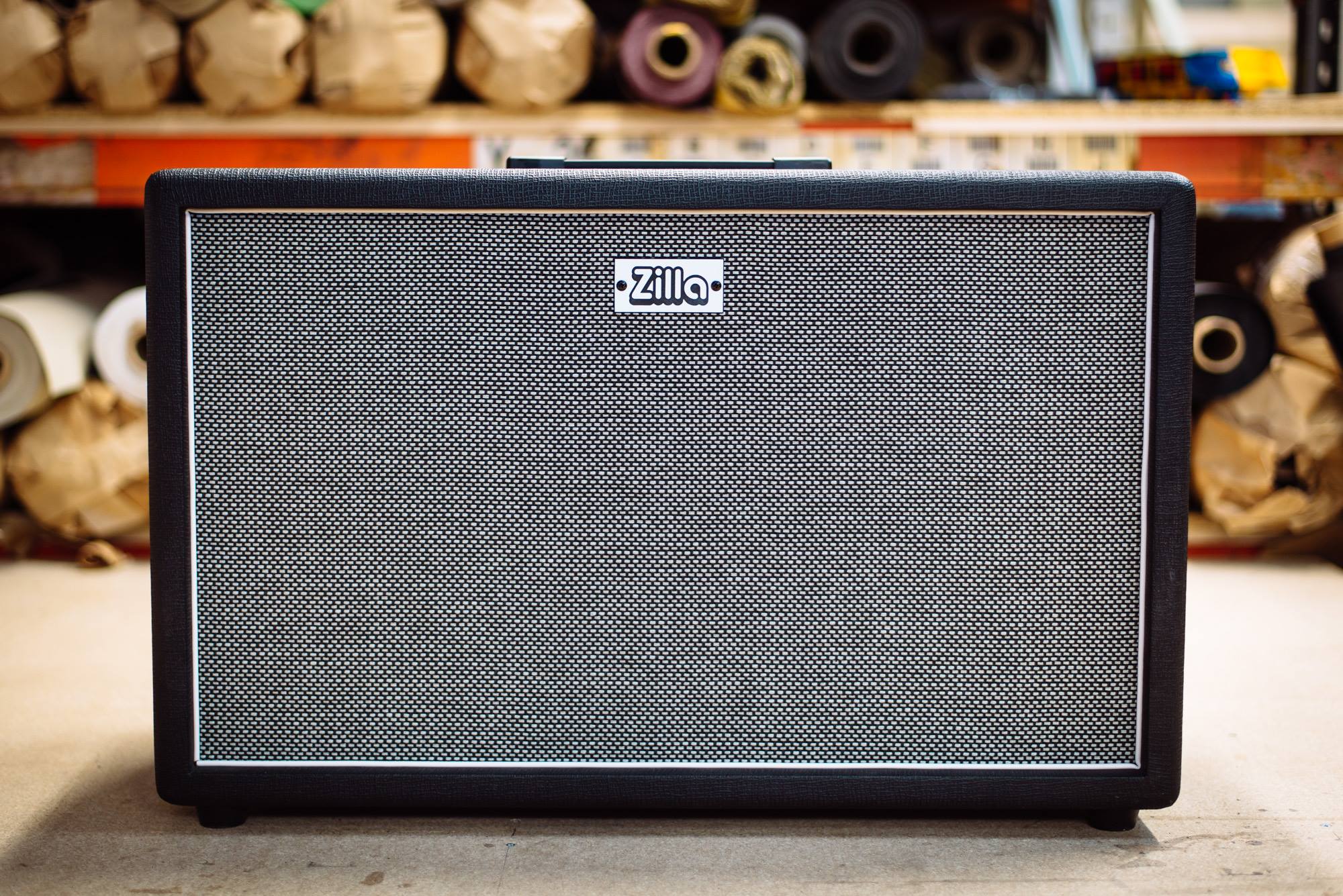 ギター LORENZ FAT BOY BIT AMPLIFIER A Fatboy in black with salt & pepper grill cloth, white piping and