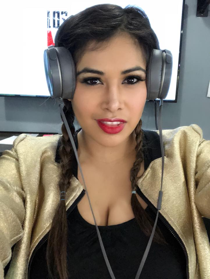 Carla Soto La Plebe 🥂Sé feliz a tu manera, porque la felicidad no es