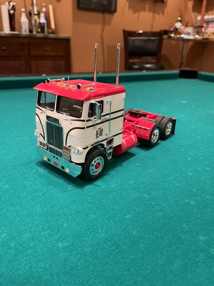 AMT White Freightliner SD/DD model truck build