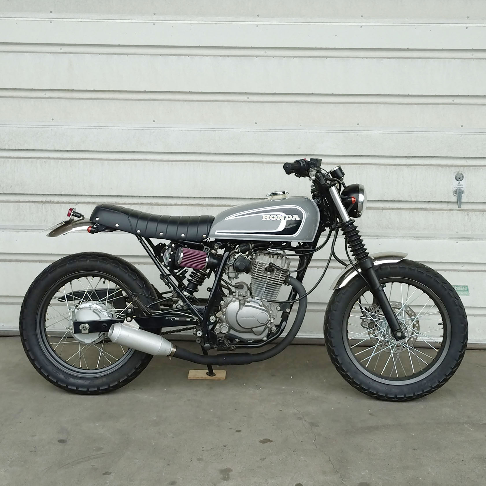 このタンク、カラーリングも形もめちゃくちゃXL230に似合うな
