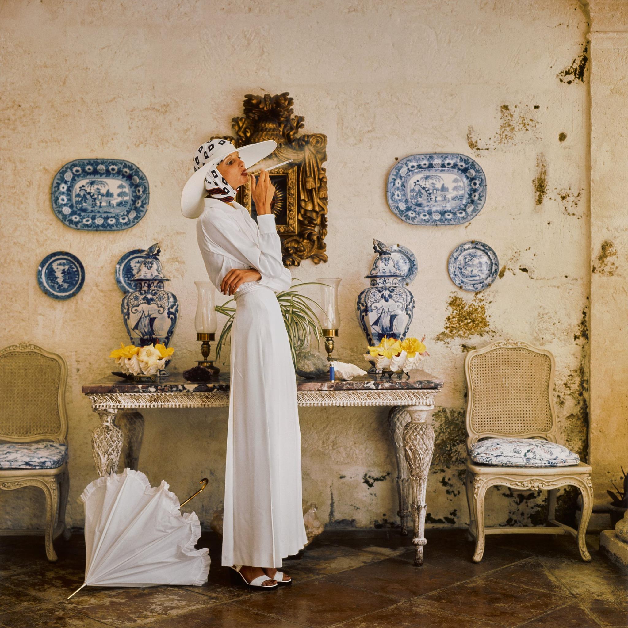 In the 1930s, photographer Norman Parkinson left the formal studio
