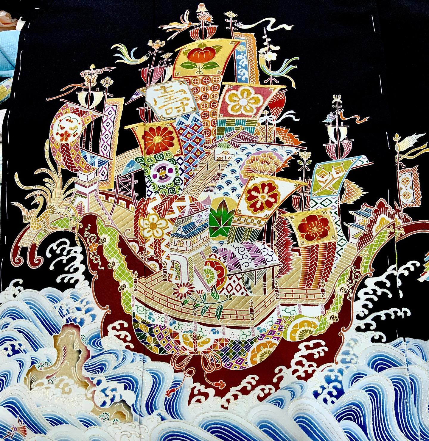 丸中横浜元町店 - 千總の特撰黒留袖。 力強い波に宝船が描かれた圧巻の 