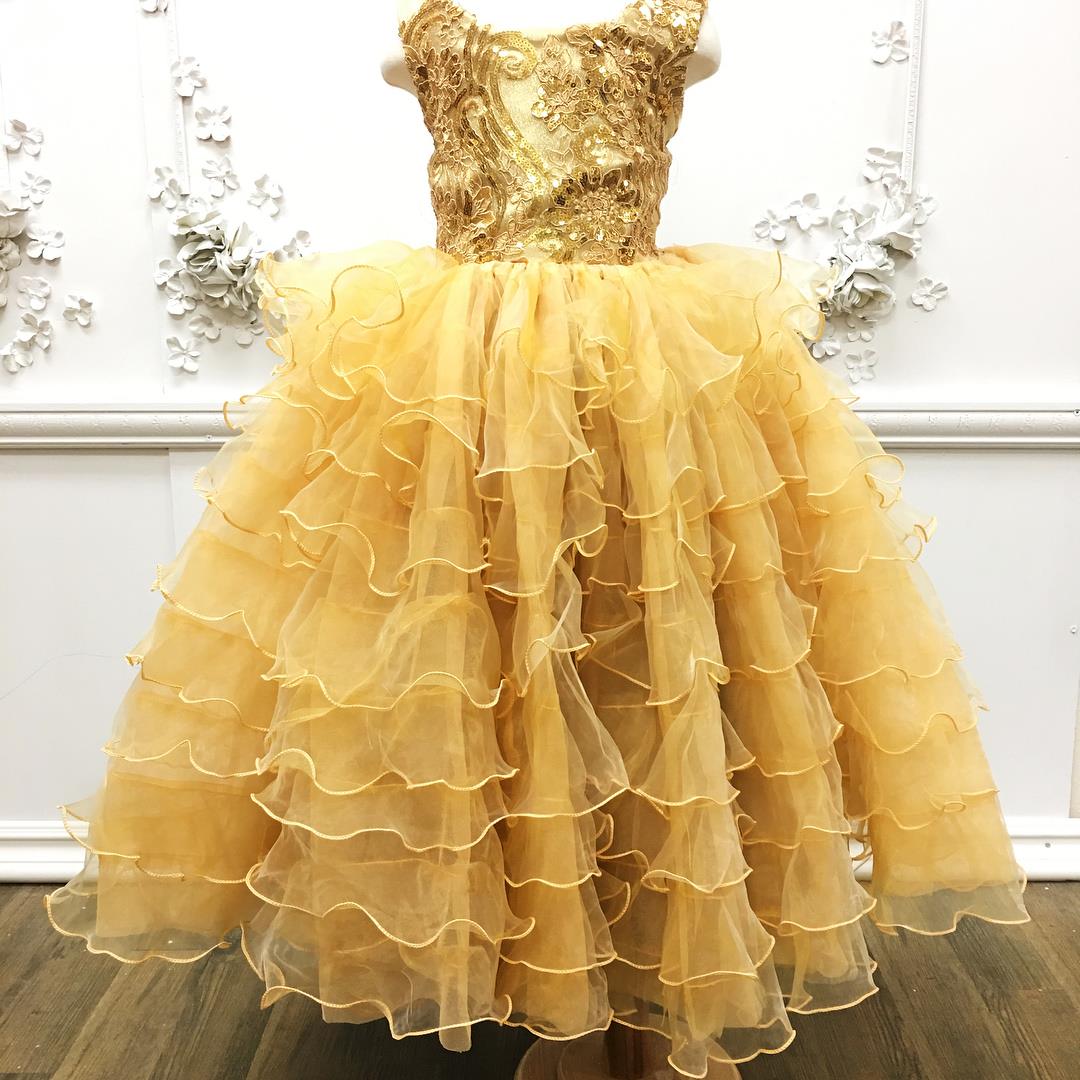 Halloween auction time!!! This transformation dress is ready to ship! Size 4-6t maybe a small 7! Starting bid is $300! I have these available on my site but those won't make it