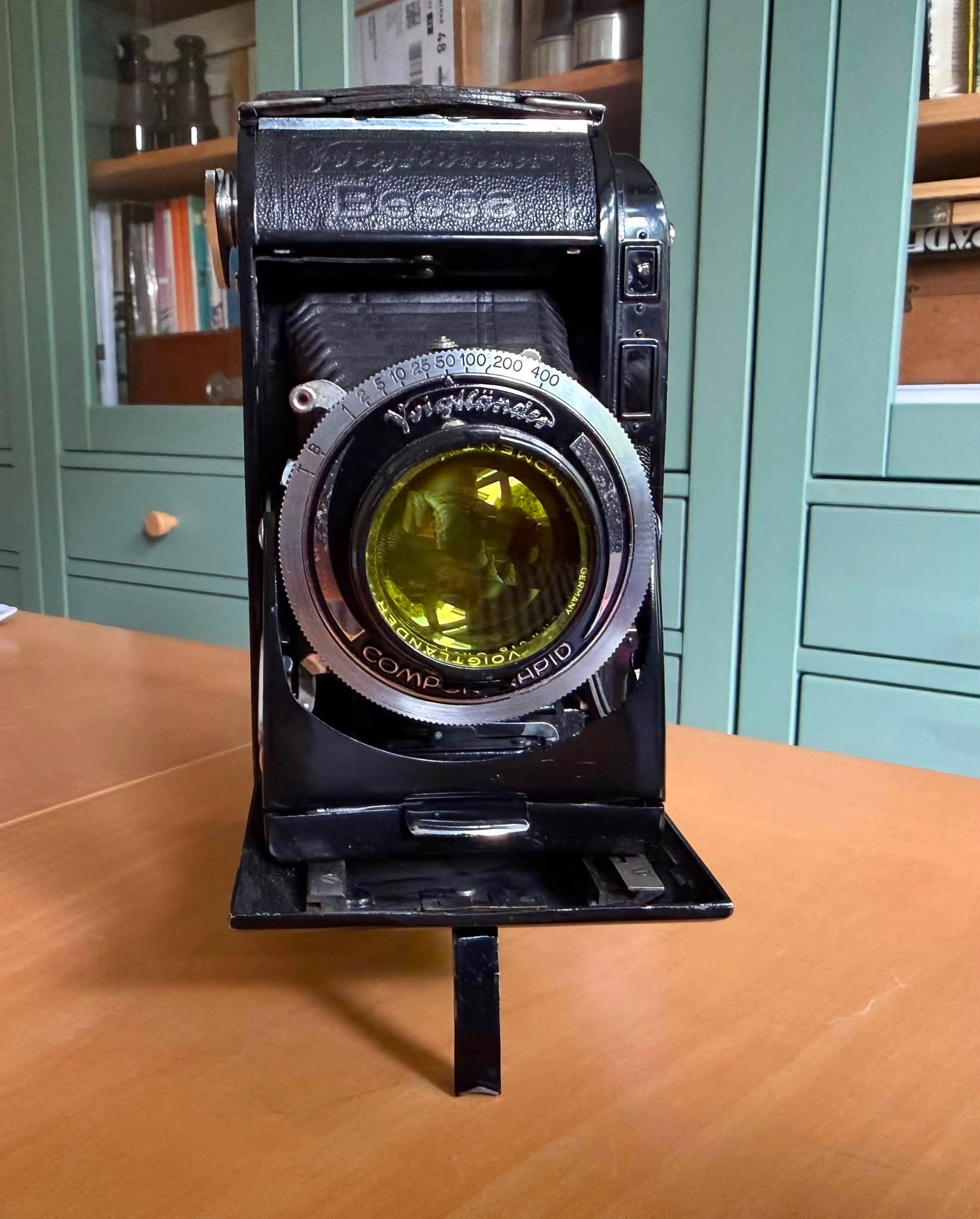 Voigtlander Bessa 120 film camera review compared to Zeiss Ikon
