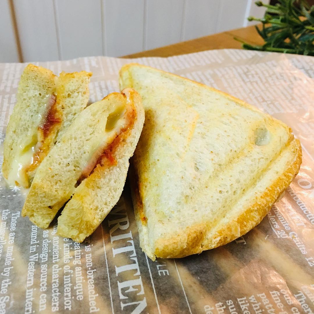 天然酵母パンmint おはようございます 今日は ベーコンとチーズのホットサンド を作ってみました ランチタイムに焼きたてをご用意してお待ちしております 天然酵母パン 国産小麦粉 大阪市淀川区 淀川区新高 淀川区パン屋 無塩せきベーコン よつば
