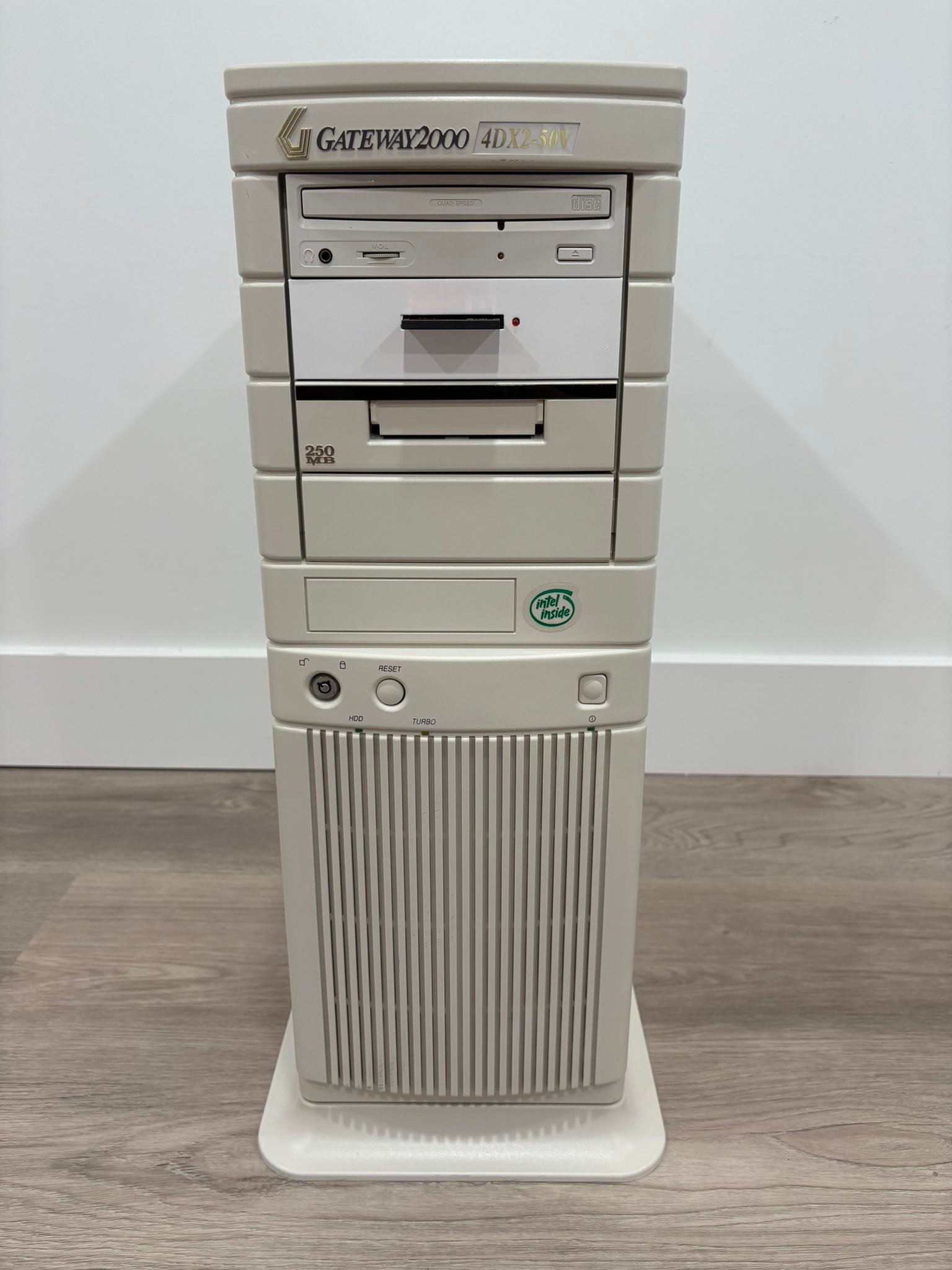 Vintage 1994 Gateway 2000 desktop PC with Intel 486 and MS-DOS 6.22