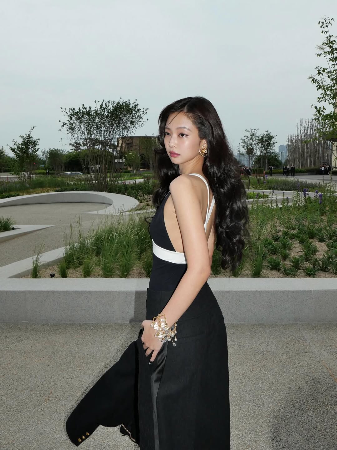 THIS THAT PRETTY GIRL MANTRA 💫 BLACKPINK Jennie showcased a gorgeous ensemble during a high-end luxury event in Seoul, South Korea. 📷: Jennie