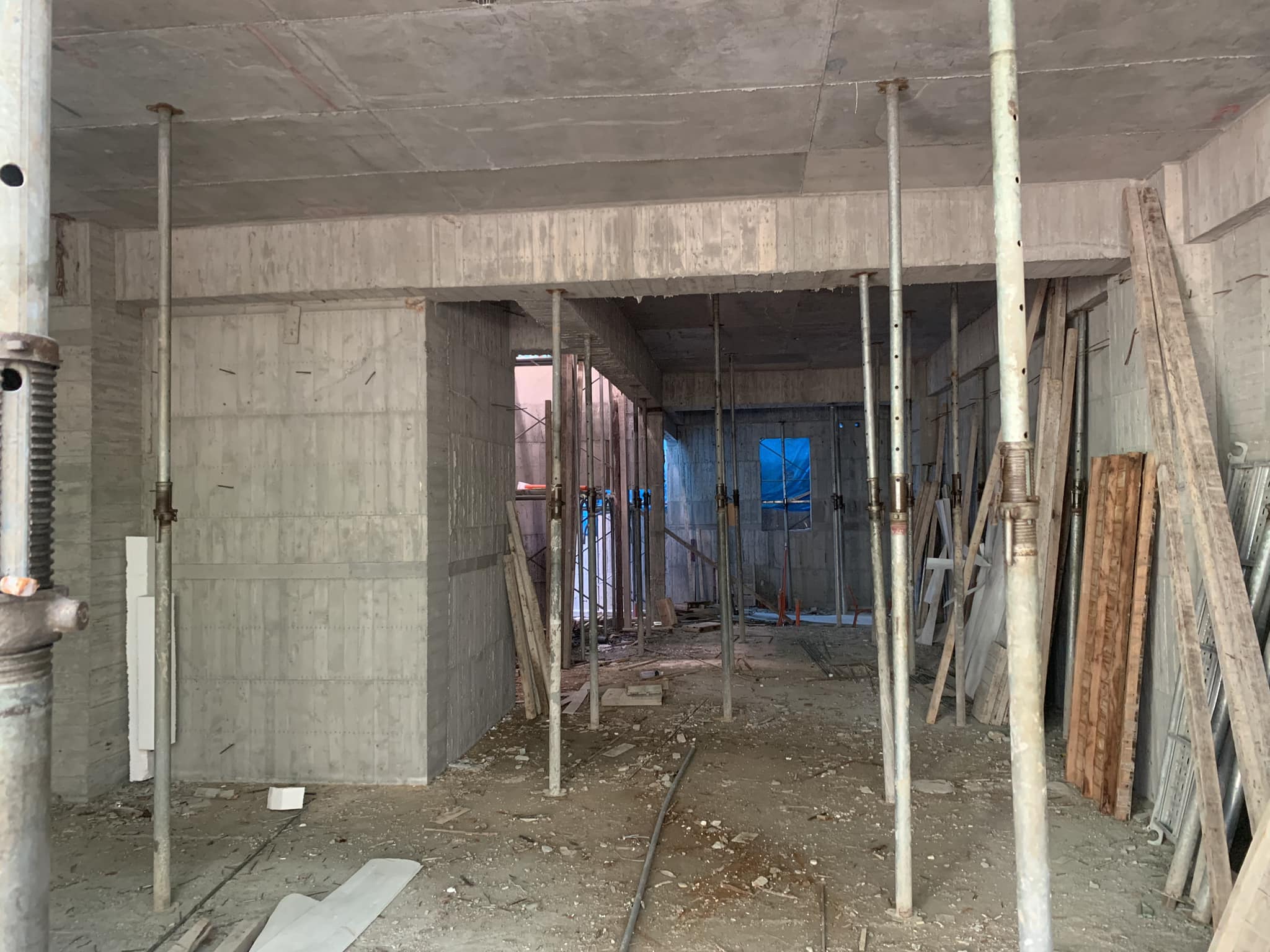 品承建設 - 小編巡視工地，1F樑底模、樓板模，堅持灌漿完成需滿30日，才可拆模，拆模後，鐵撐一樣要回撐，撐好撐滿，讓... | Facebook