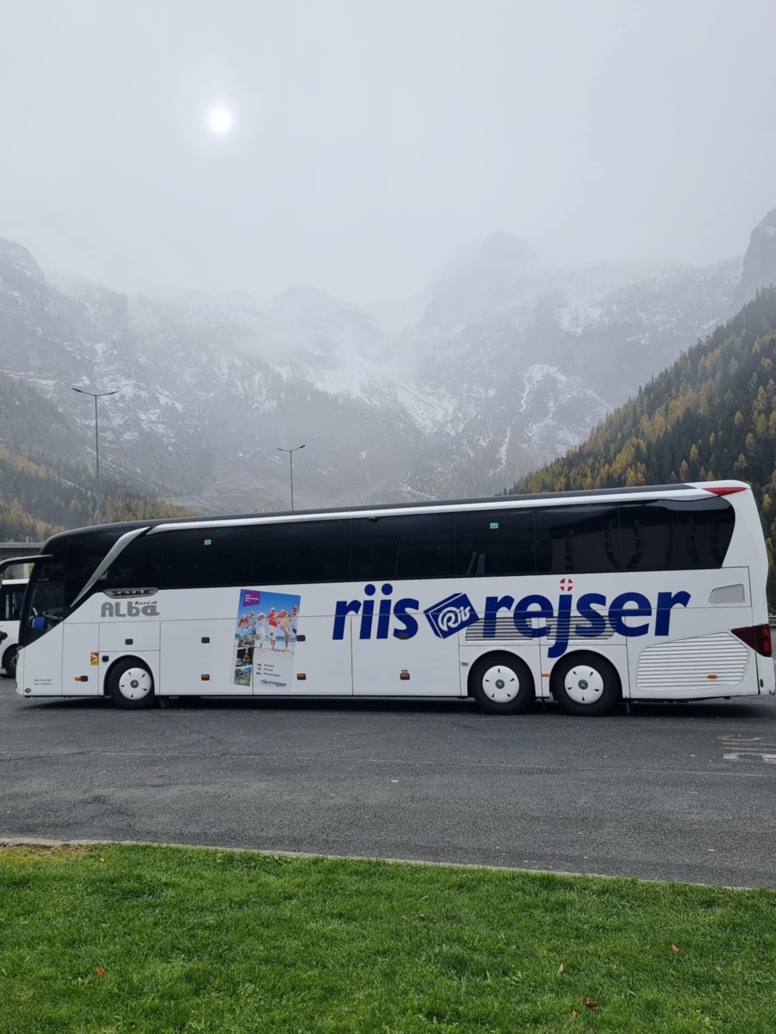 Riis Rejser - Tre Vikingbusser ved Møns Klint. Buskaffe til Riis-gæster ...