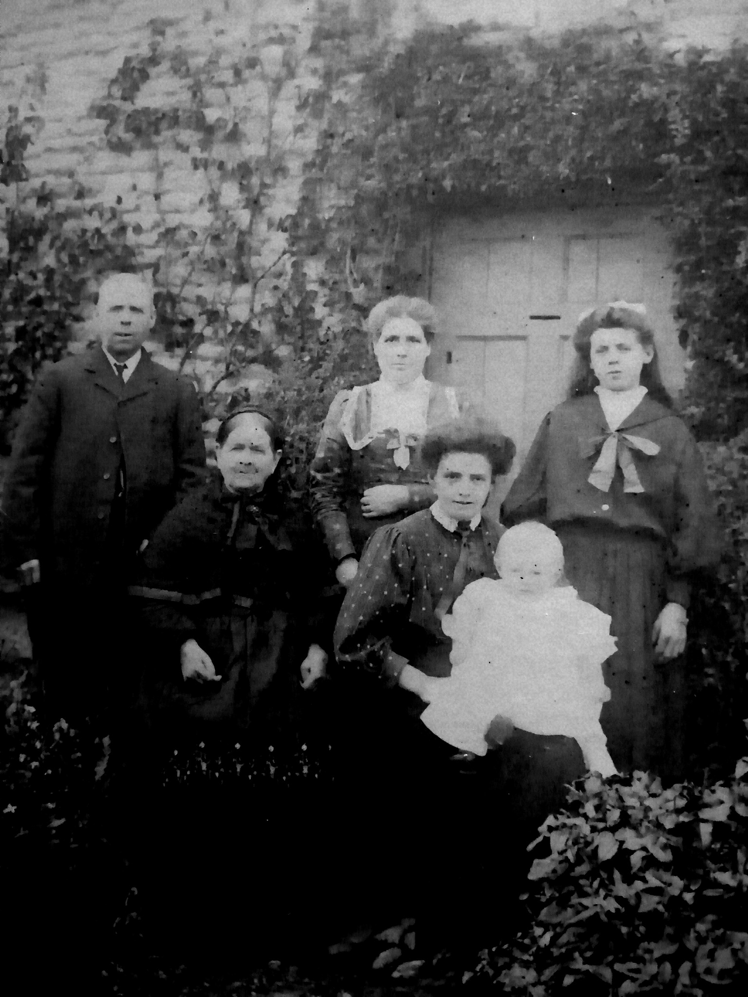 This picture was taken around 1908 or so. This is the Hunt family