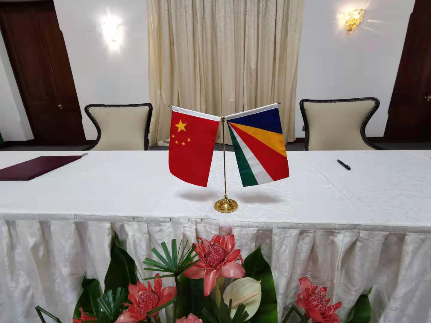 Wang Wenbin 汪文斌 Bonzour Seychelles The Pearl Of The Facebook