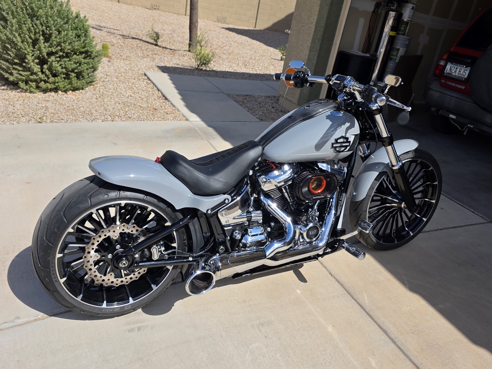 Harley motorcycle with Hogworkz rear fender and seat and Arlen