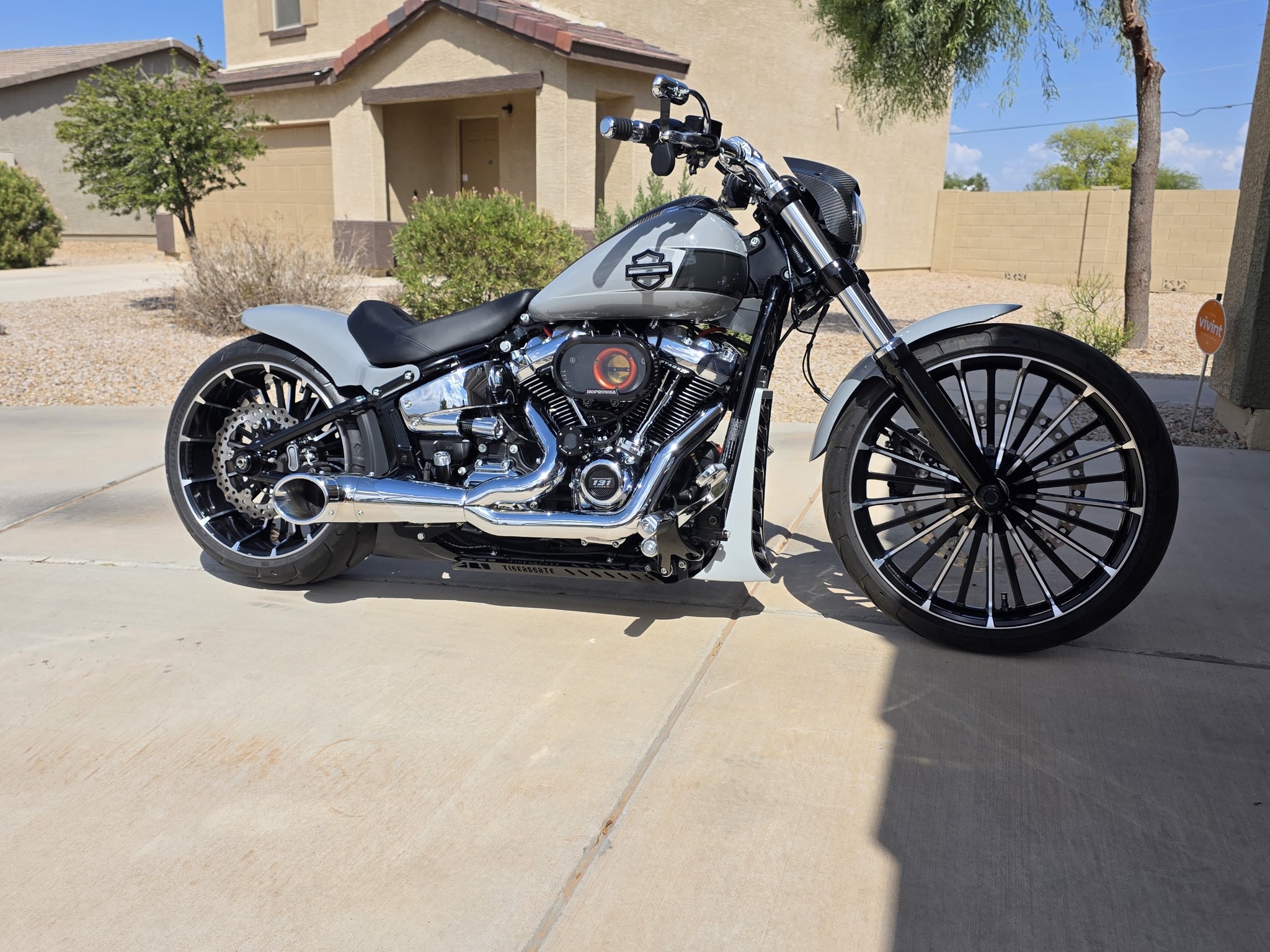 Harley motorcycle with Hogworkz rear fender and seat and Arlen