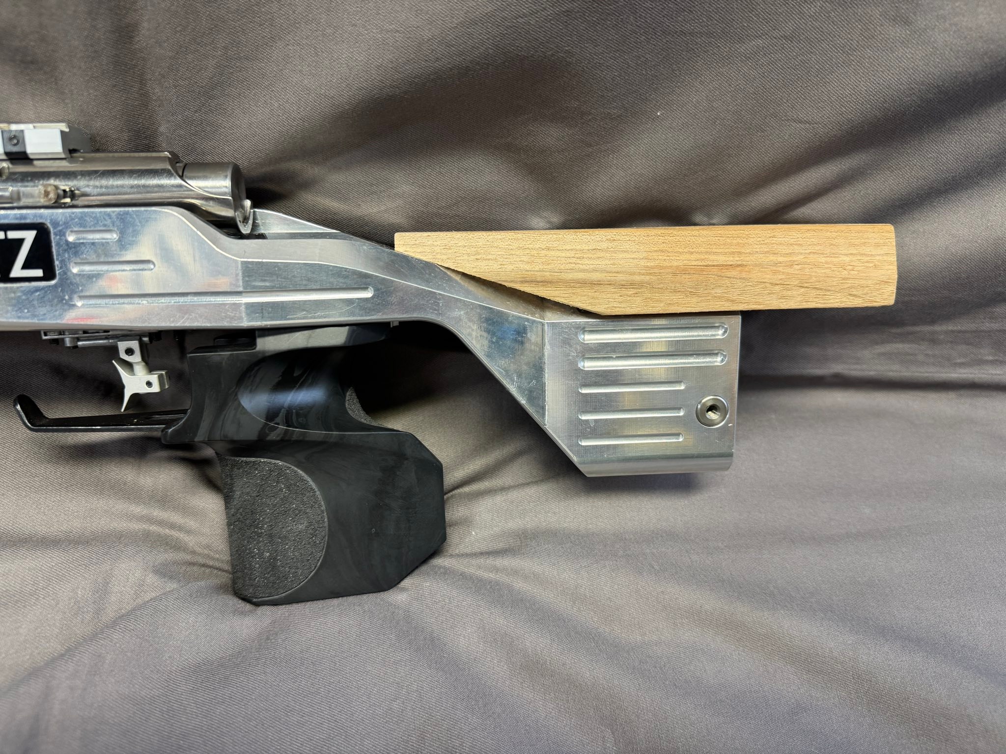 King - アンシュッツ1913を使用し、ボルトや撃針を製作。シーレン銃身