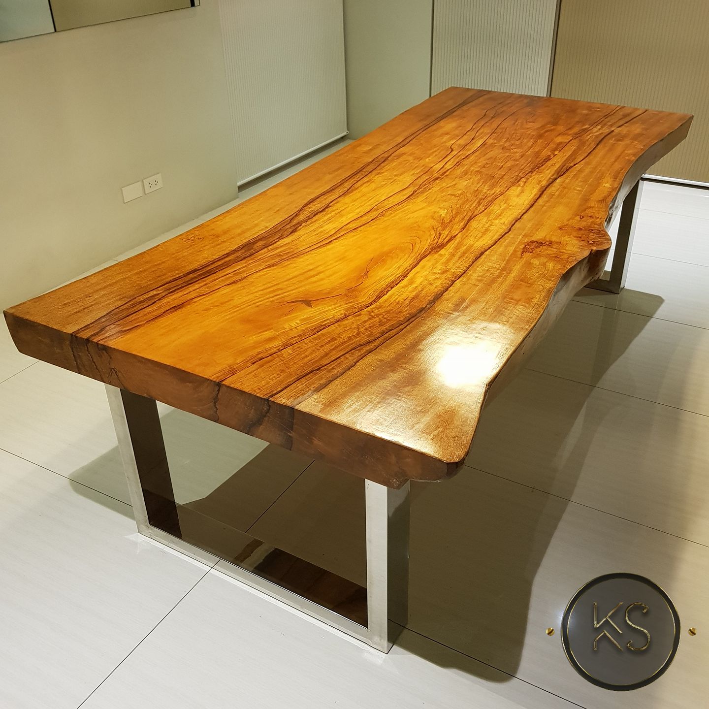 #moden #dining #table for 8 made of... - Iconique Interiors