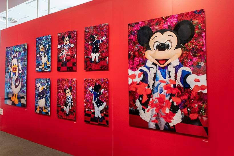 東京ディズニーリゾート 色鮮やかな写真展が 今日からスタート 東京都にある フジフイルム スクエア では イマジニング ザ マジック の写真展が開催中 会場では東京ディズニーランドでこれから発売予定の 写真家 蜷川実花さんの作品を使用した新しい