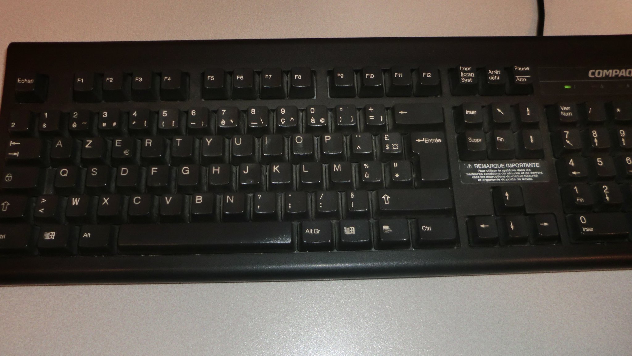 Clavier Mécanique Vintage NMB AZERTY - Modèle AQ6-71Z15, Couleur Blanc Cassé, Occasion Fonctionnel