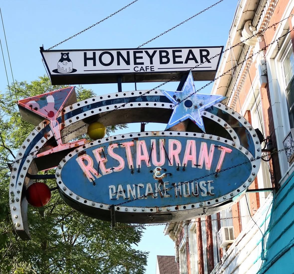 Let's go to Honeybear Cafe! 🍯🧸🍳 📍 7036 N. Clark St., Chicago, IL