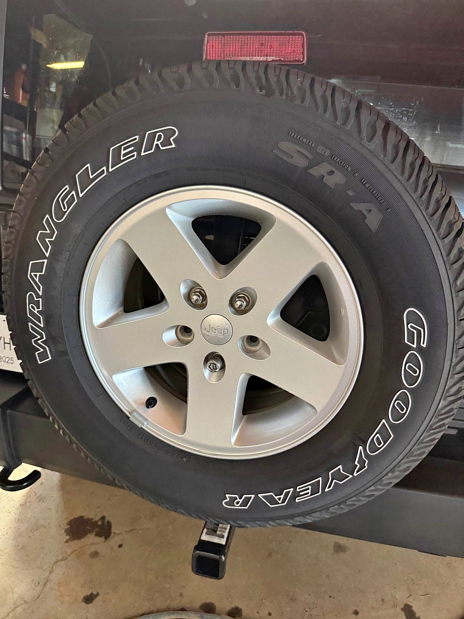 Jeep Wrangler spare wheel and tire - Car Wheels, Tires & Parts - Dunlap ...