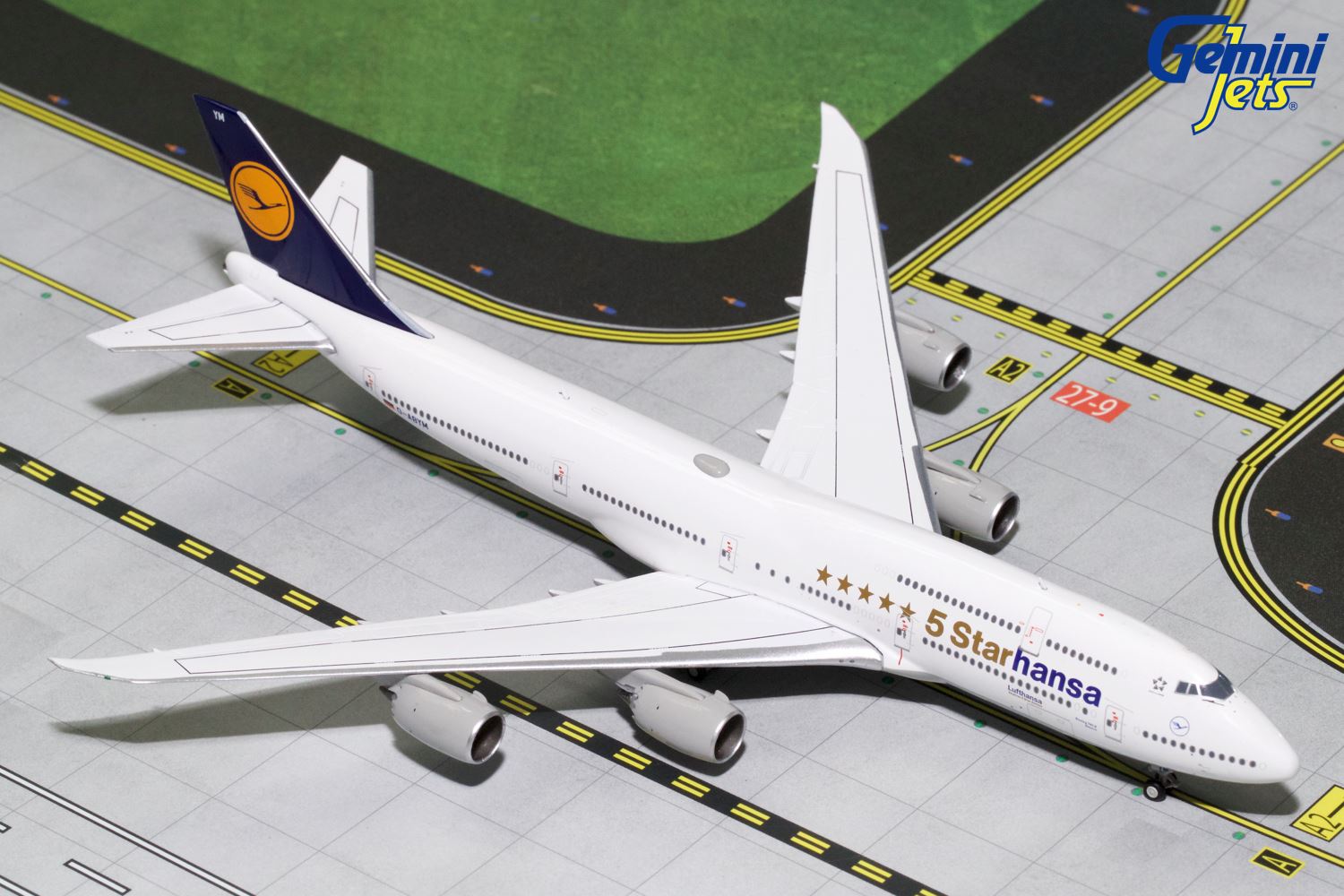 The GeminiJets Atlas Air B747-8F features optional nose cargo