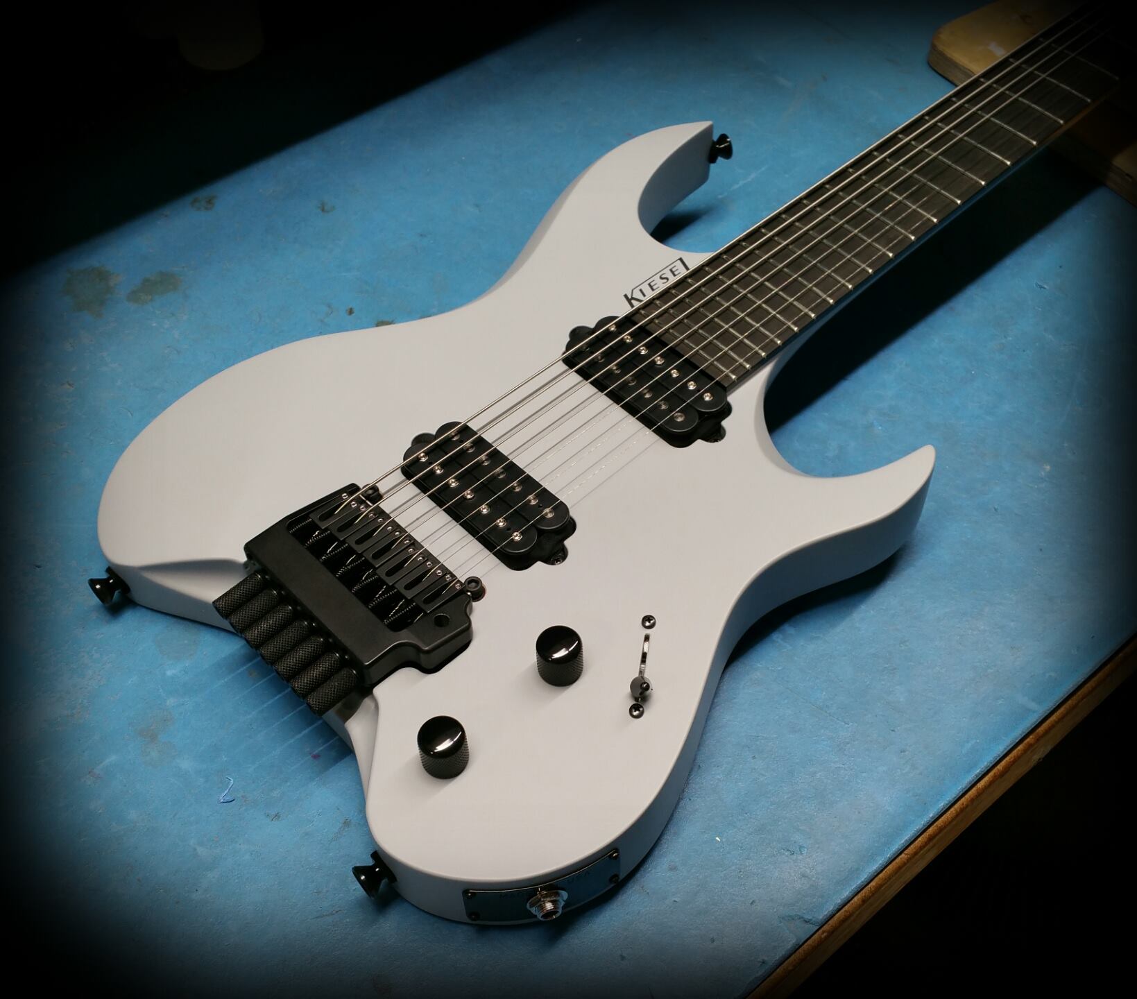 Kiesel - V7X (Vader headless Model) primer grey in a satin finish