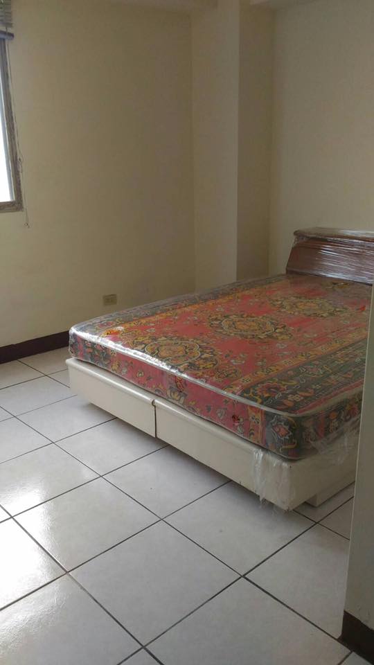竹南園區好房東租屋網 竹南鎮萬大路 三房兩廳兩衞 租一萬一千元 室內面積約38坪 有一機械式停車位 對面是小型兒童公園