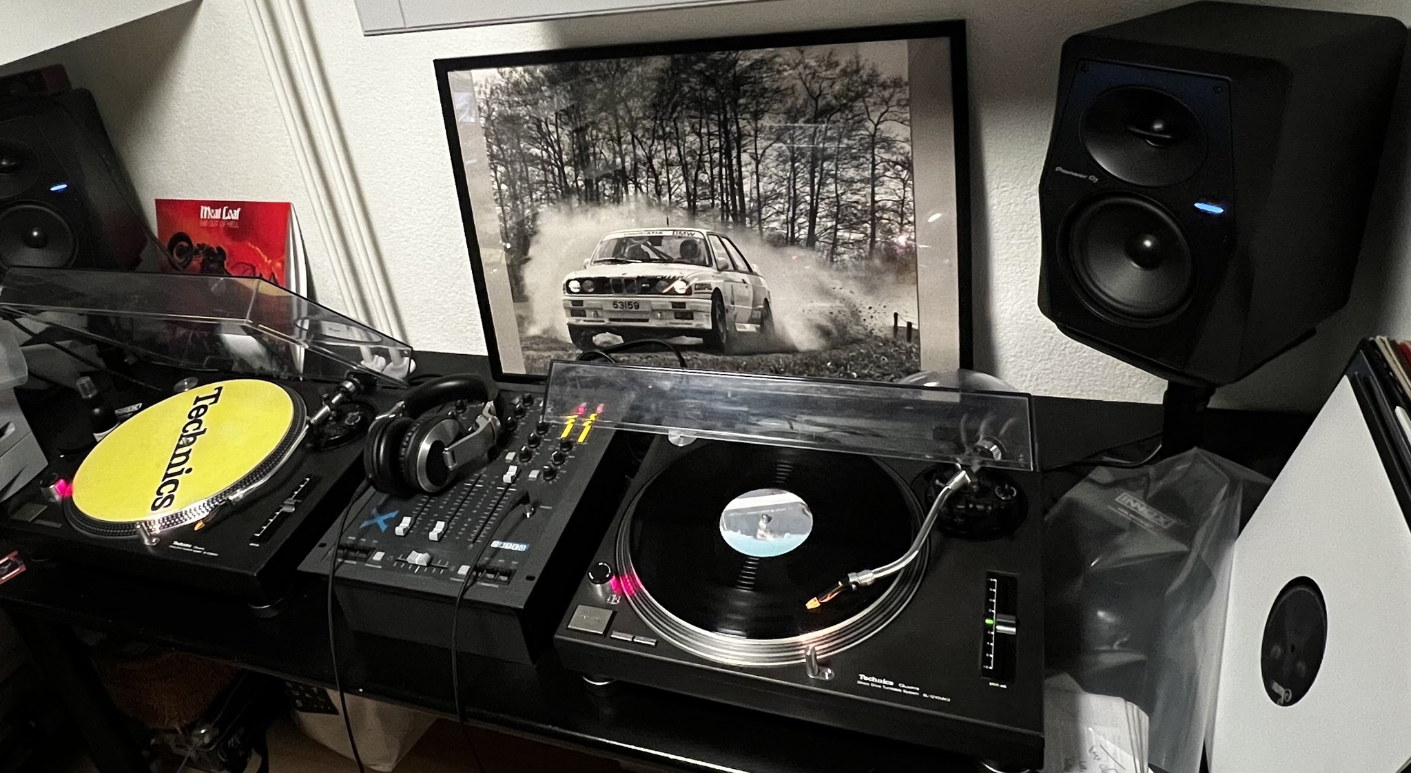 Hello everyone, this is my set up: two Technics SL1200MK5, Pioneer