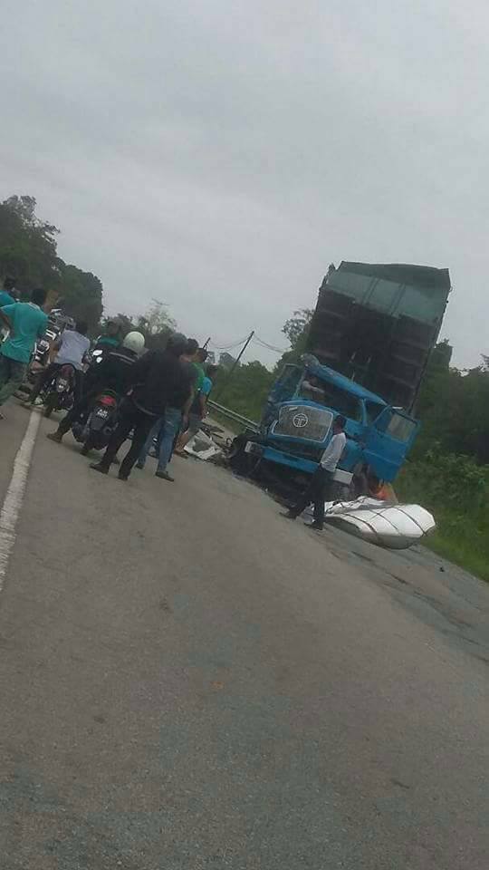 Kemalangan Lori Di Jalan Parit 9 Dari Buletin Info 1 Malaysia Global Facebook