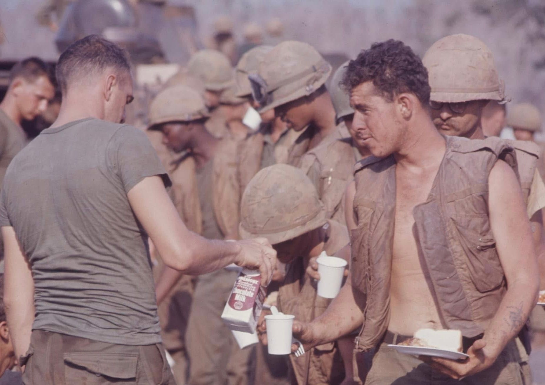 World - US 11th Armored Cavalry Regiment Personnel in the chow line ...
