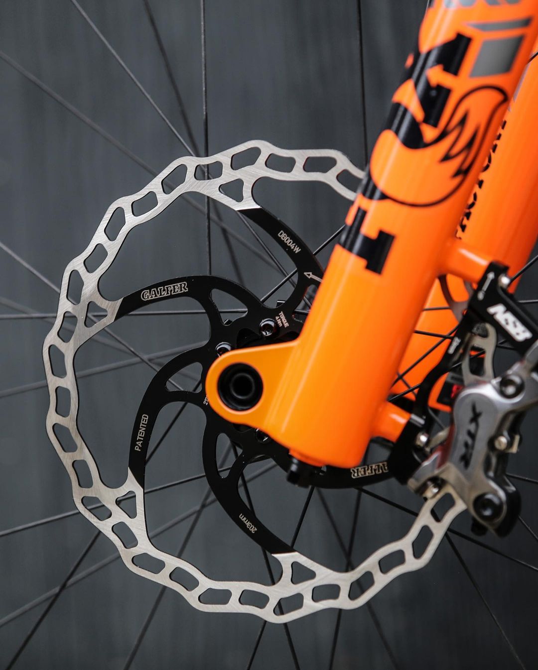 BIKE CHECK: Georgia Astle's 2022 Cycles Devinci Troy Carbon w. FOX