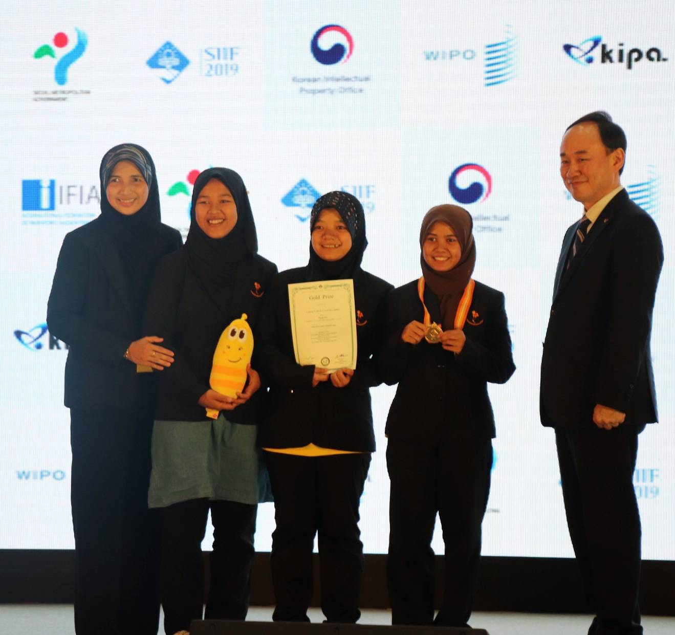 ขอแสดงความยินดีกับเยาวชนโครงการ move world together ที่ได้รับรางวัลเวที ...