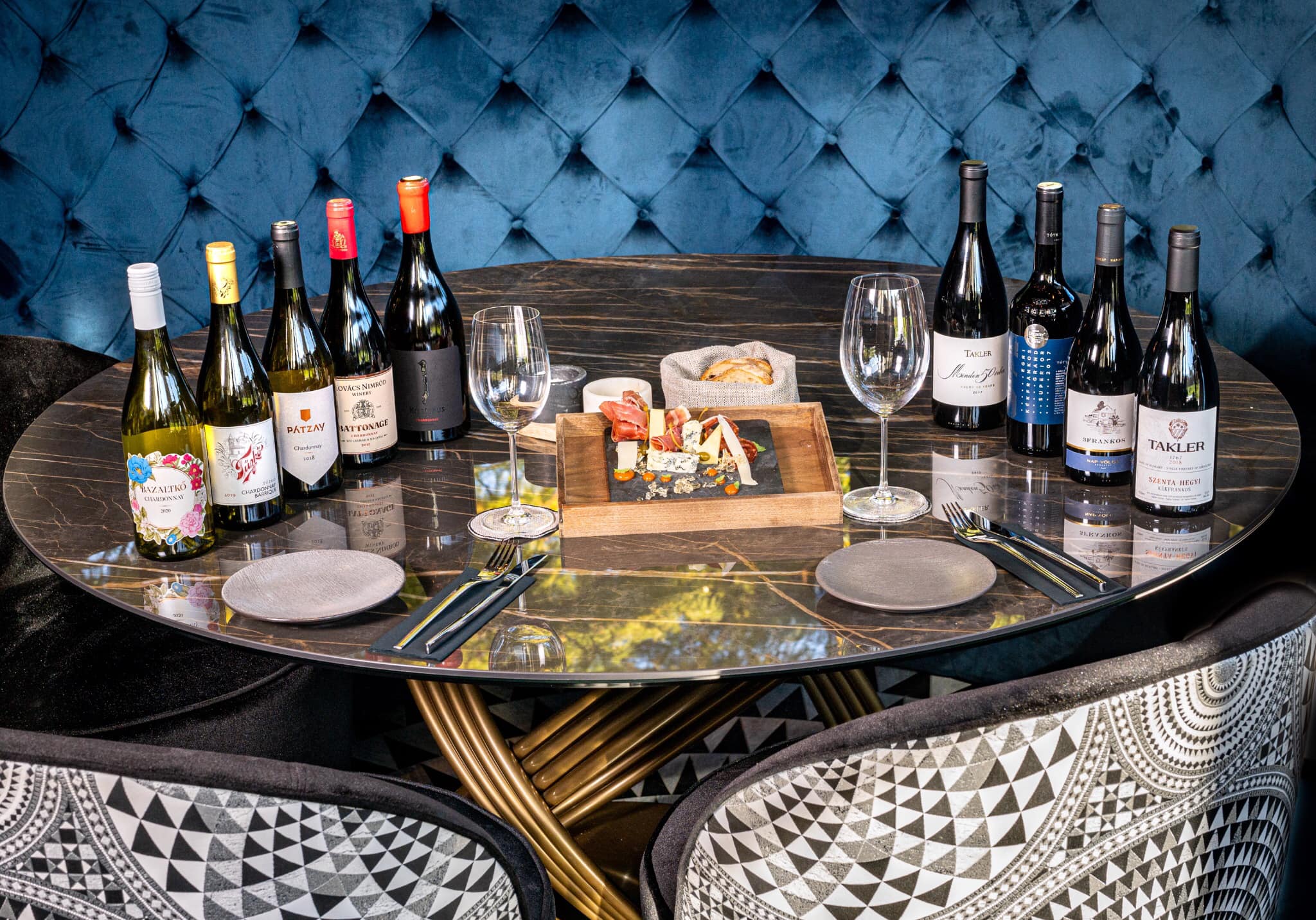 Újváros - Kékfrankos és Chardonnay borélmények az Újváros Bisztróban 🍷 ...