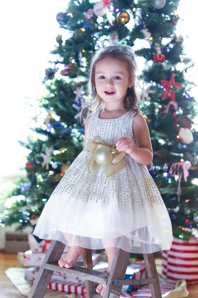 christmas card photo dress It's been YEARS since we've done family photos or a card! I finally got the pictures done but now the question is, will I actually get Christmas cards sent out? I'd family christmas photo outfits
