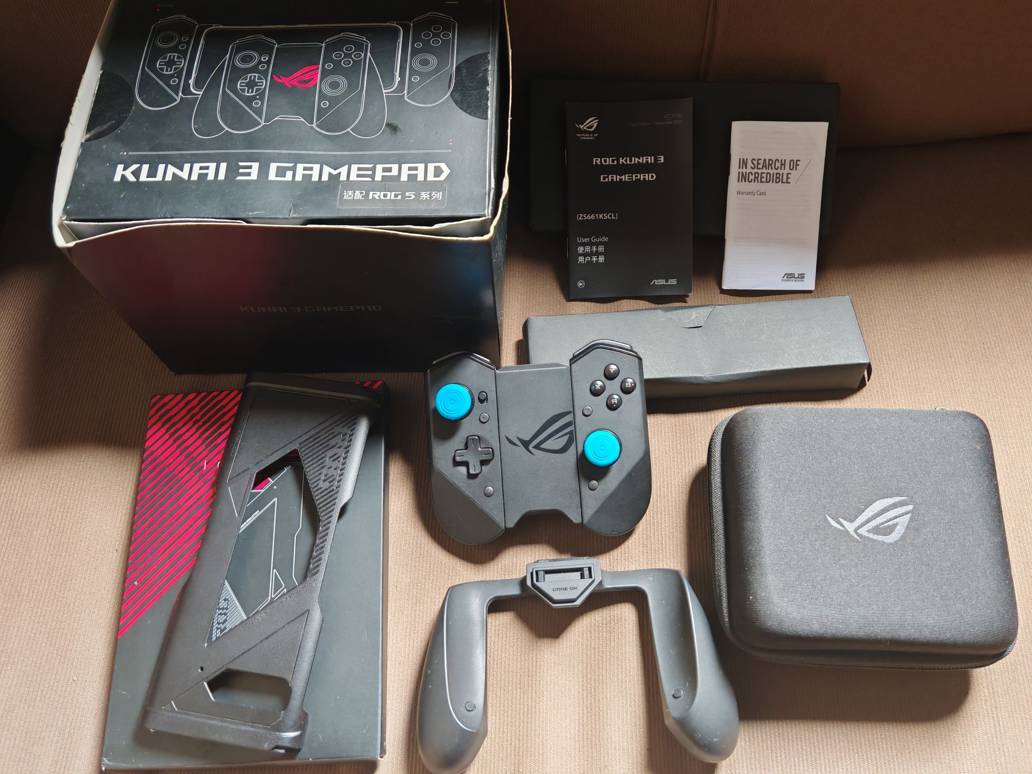 For sale ROG Kunai 3 Gamepad for ROG Phone 5 with box and 