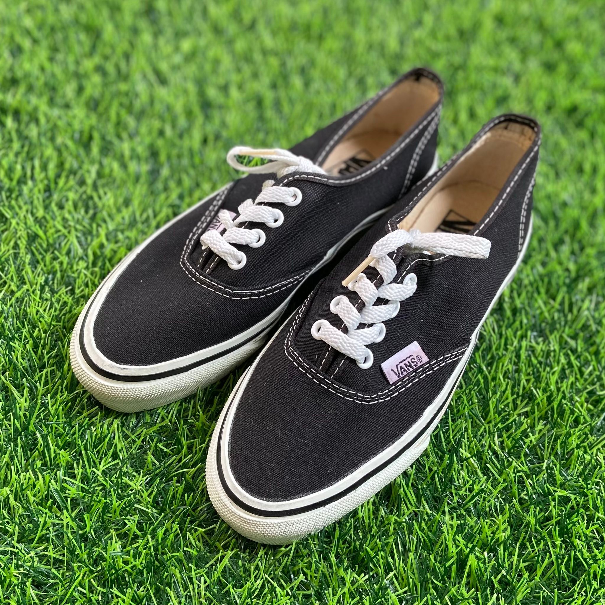 Vintage Vans Dead stock condition ? Size 30 Above the knee Dm ?