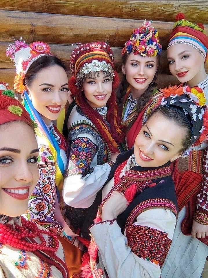 beautiful ukrainian women with traditional dress 🇺🇦