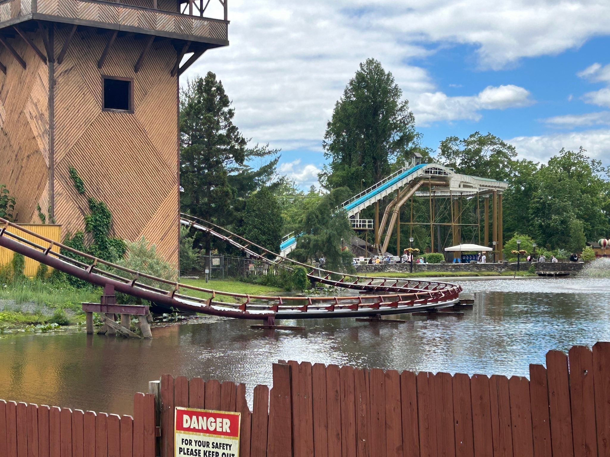 コレクション neon park midnight train to ia New paint on Runaway Mine Train at Six Flags Great Adventure