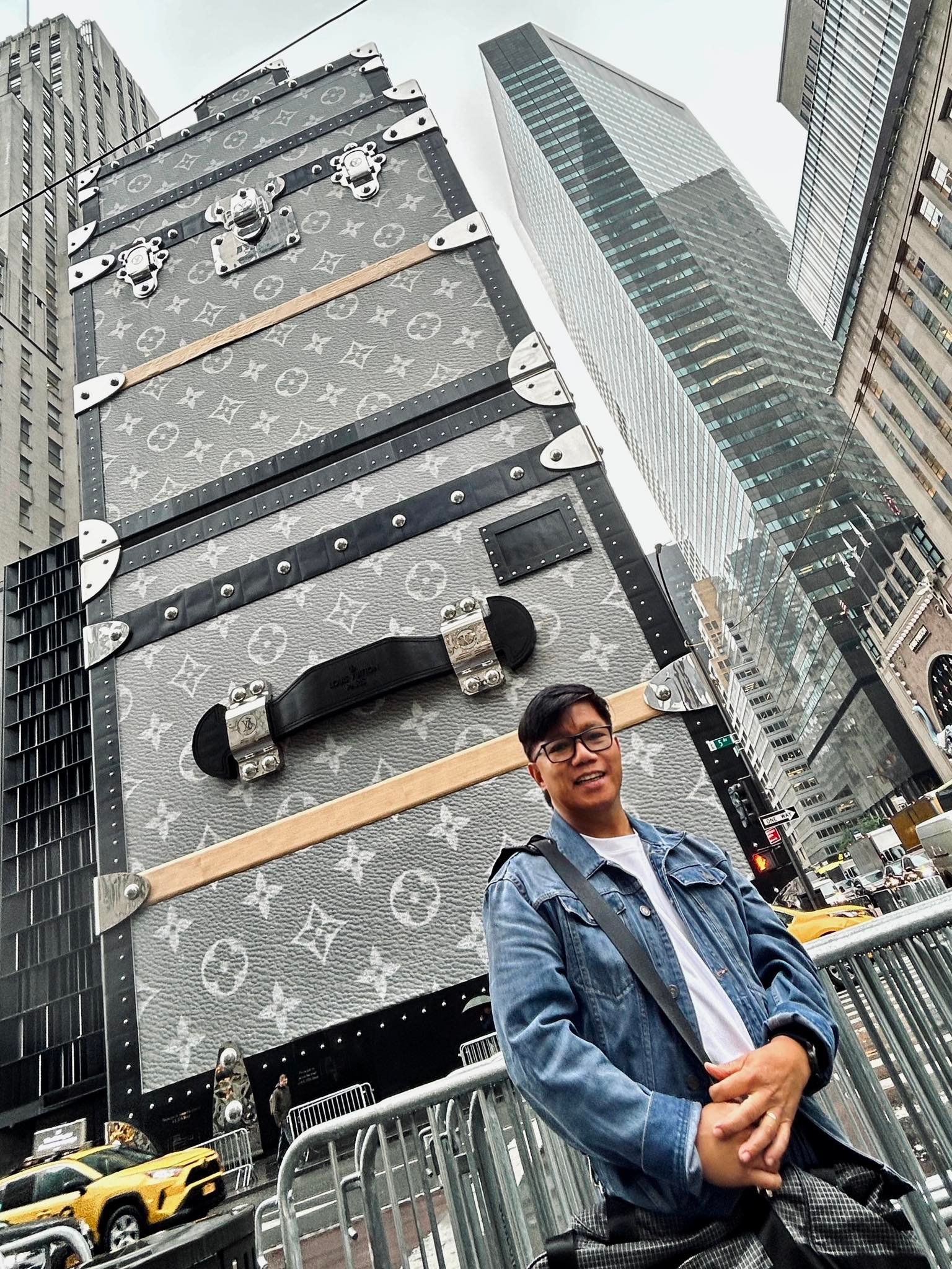 Giant Louis Vuitton trunk pop-up on 5th Avenue