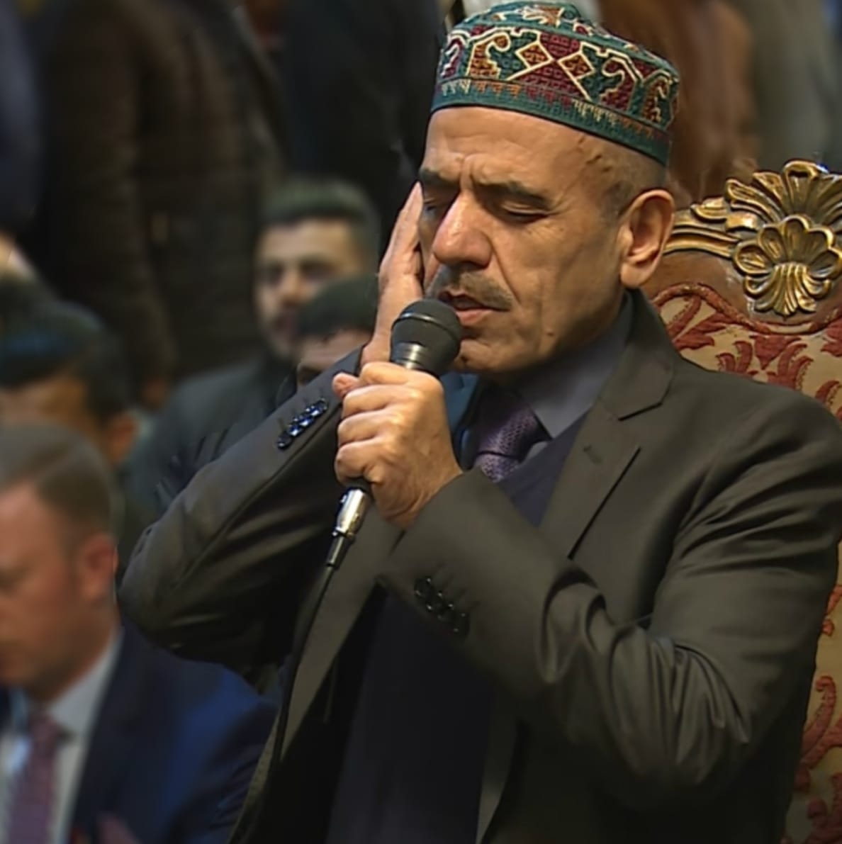 مجيد المداح يقرأ القرأن الكريم بحضور حضرة الشيخ محمد الكسنزان قدس الله ...