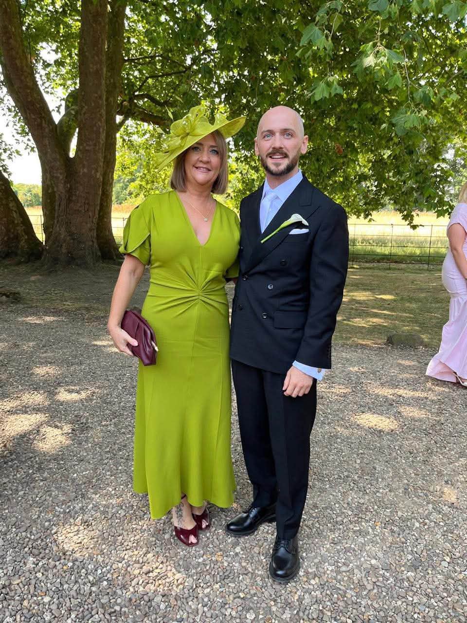 🌷Fabulous photos of Sarah, Mother of the Groom, resplendent in lime green dress and hatinator to match. Sarah received lots of compliments and deservedly so!