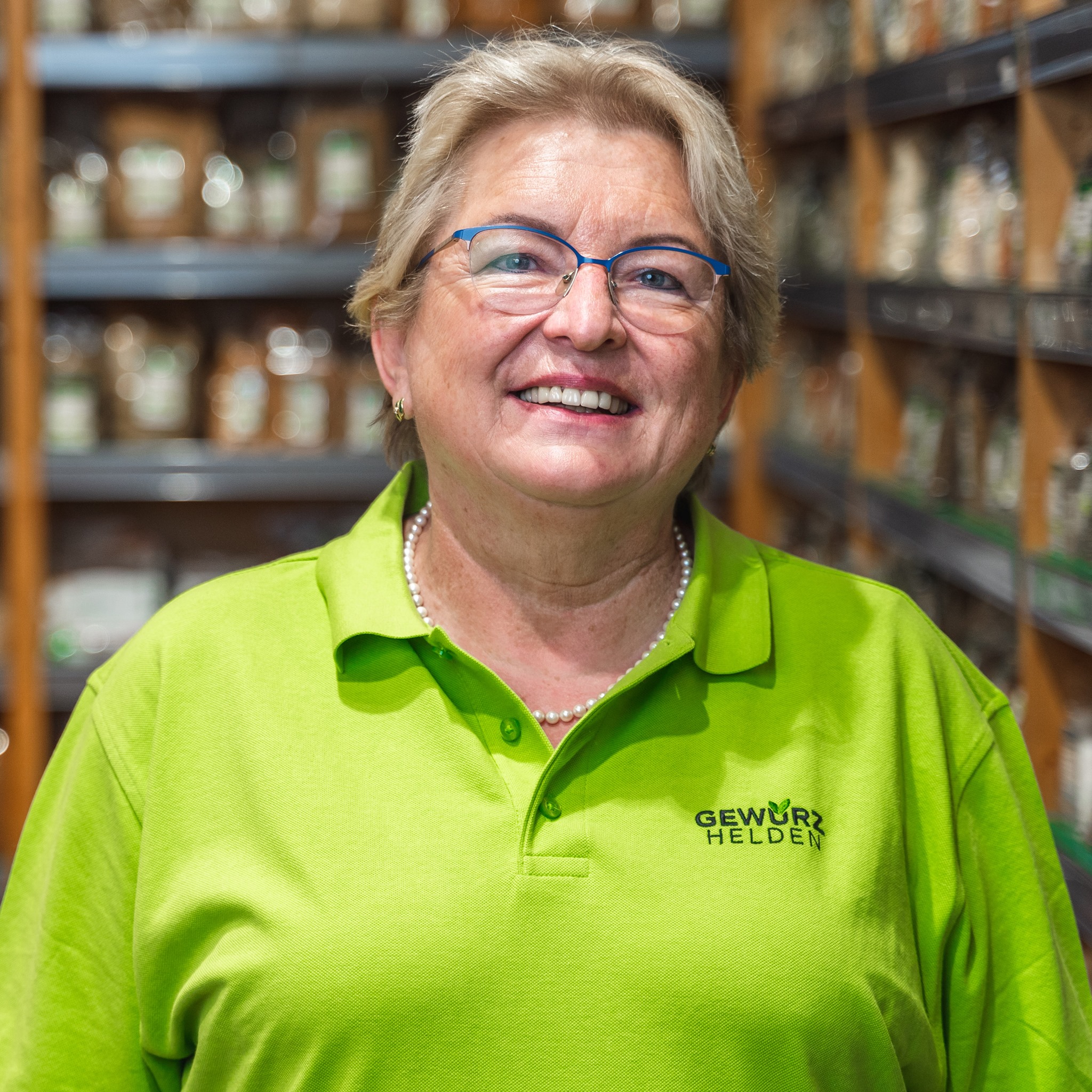 Heute möchten wir euch unsere liebenswerte Angelika Kirchner vorstellen. 🥰 Sie ist fester Bestandteil der Gewürzhelden-Familie und unterstützt uns mit ihrer freundlichen und hilfsbereiten Art in allen Bereichen – vom Service, über
